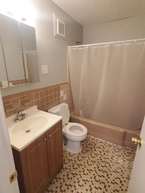 4 Oakcrest, Hyde Park