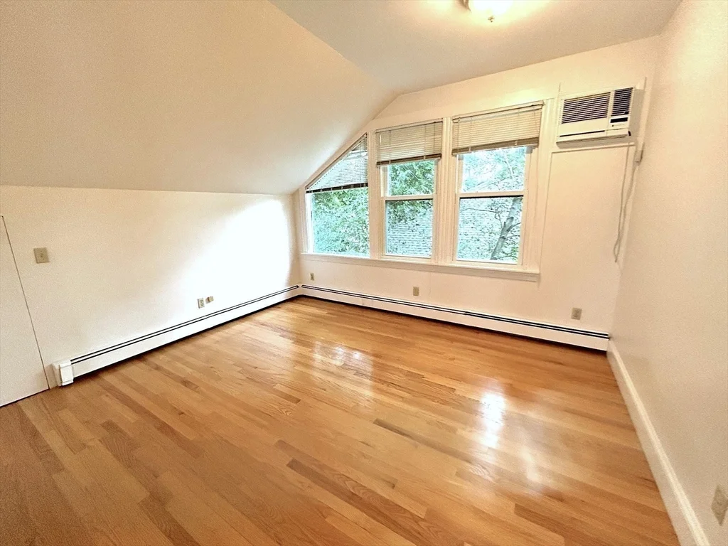 82 Stearns Rd, Longwood