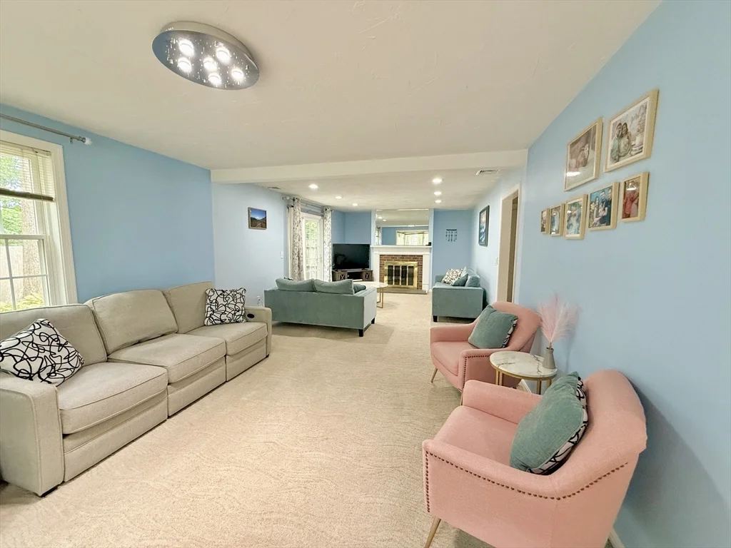 25 Homeward Ln, Natick