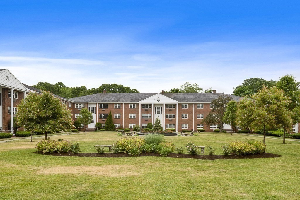 11 Old Colony Ln, Arlington Heights