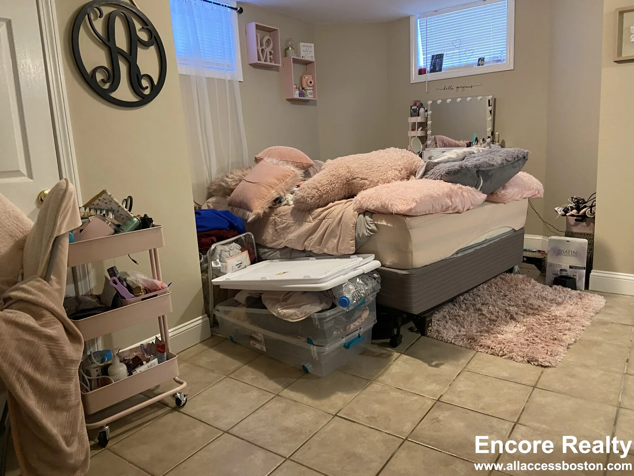 8 Sunset St, Mission Hill