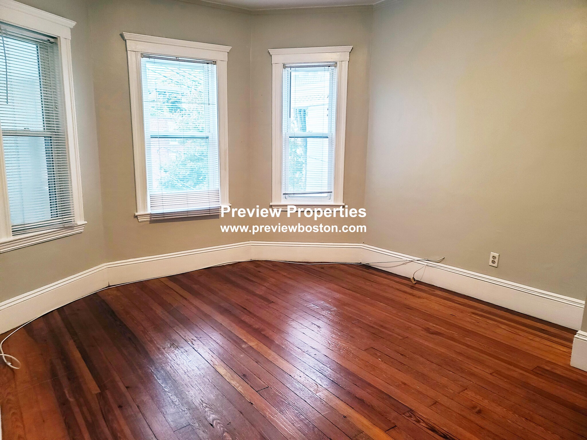 348 Faneuil St, Oak Square