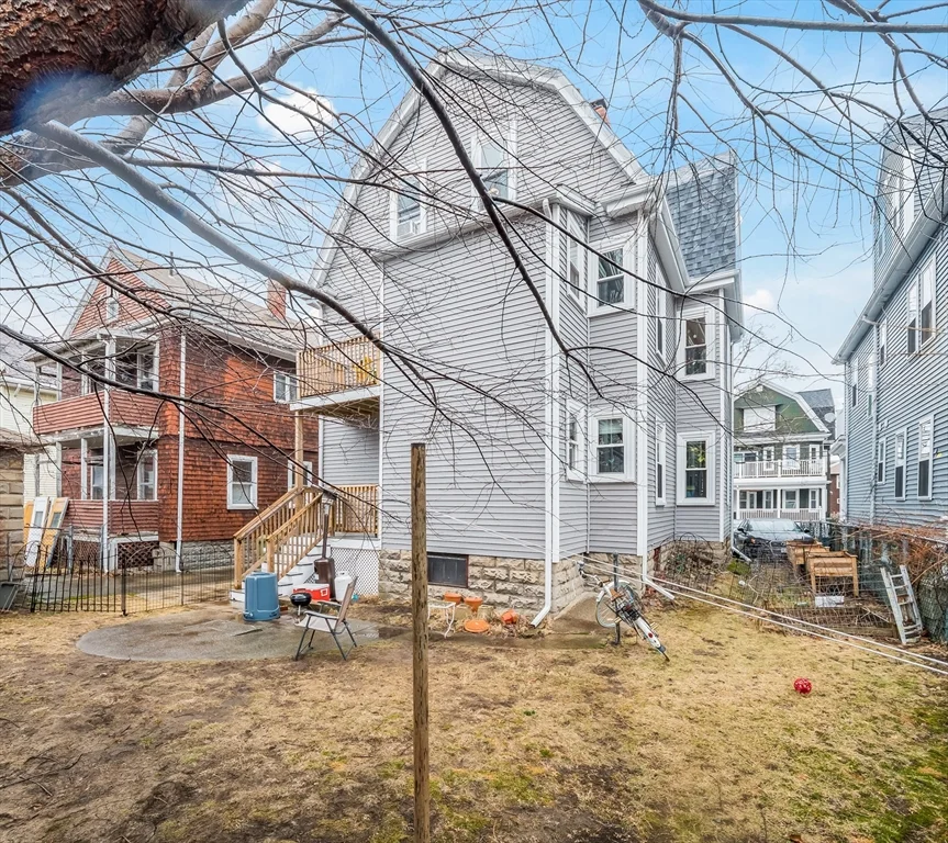 81 Bristol Rd, Medford