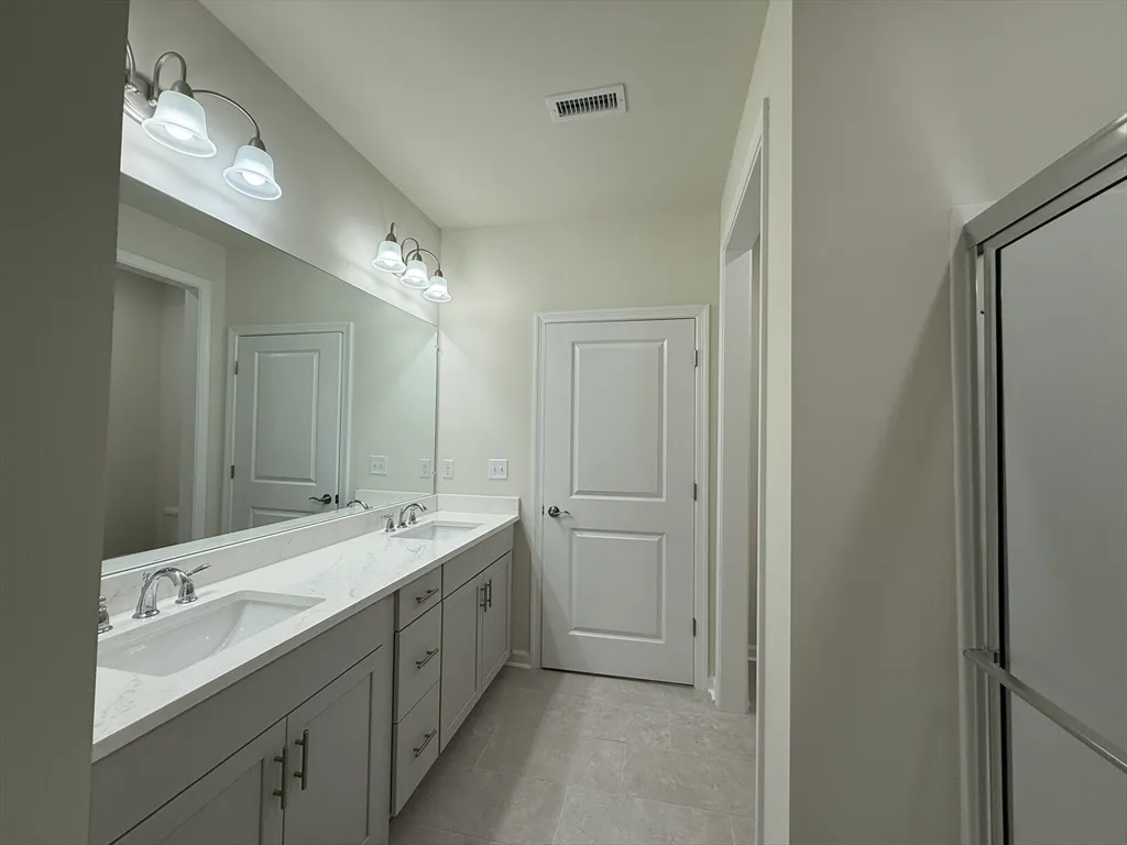 4 Winslow Ln, Grafton