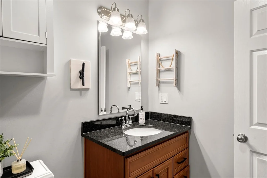 695 E 8th St, South Boston