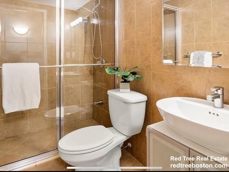 50 Broadlawn Park, Chestnut Hill