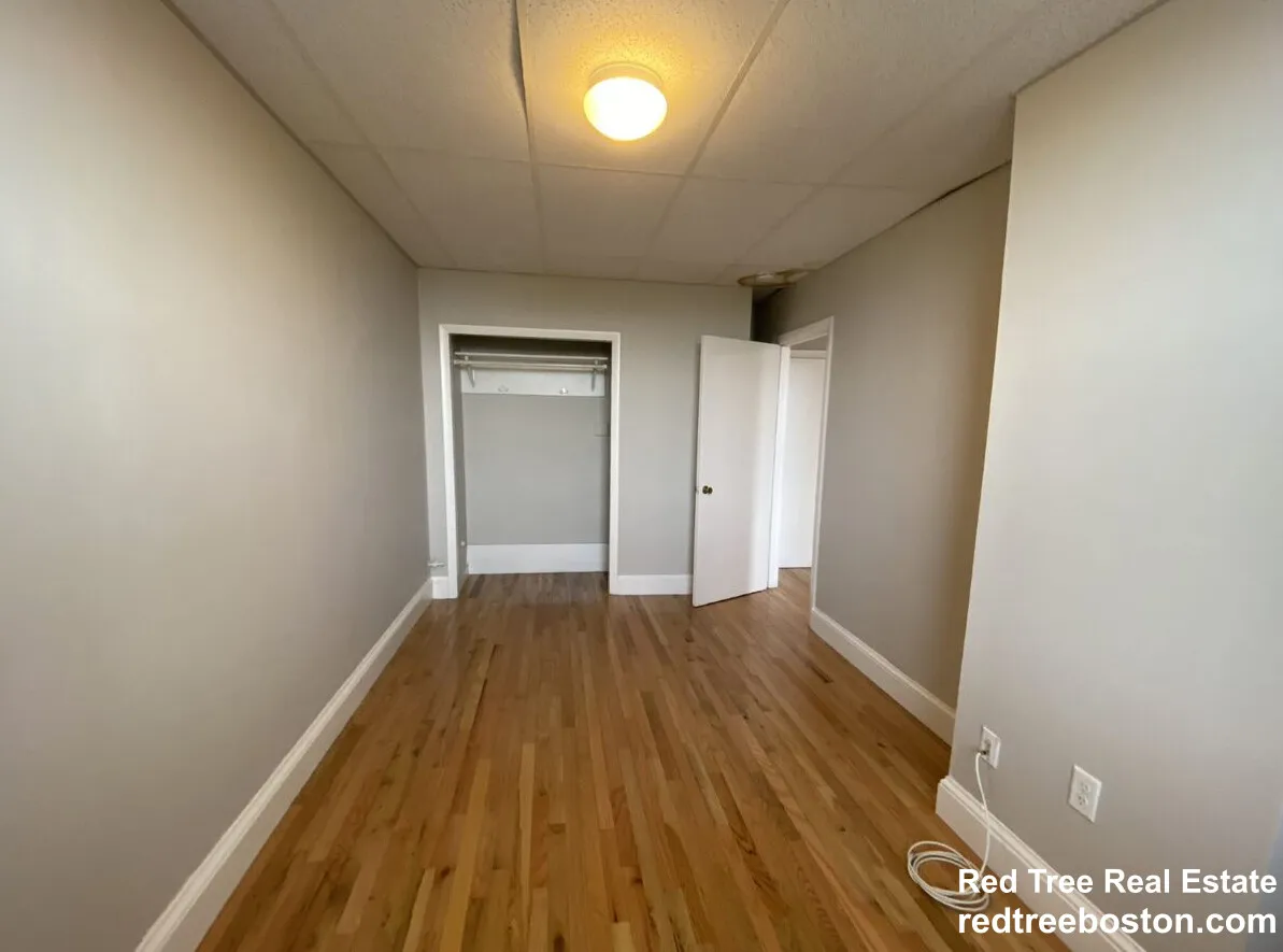 649 Washington St, Oak Square