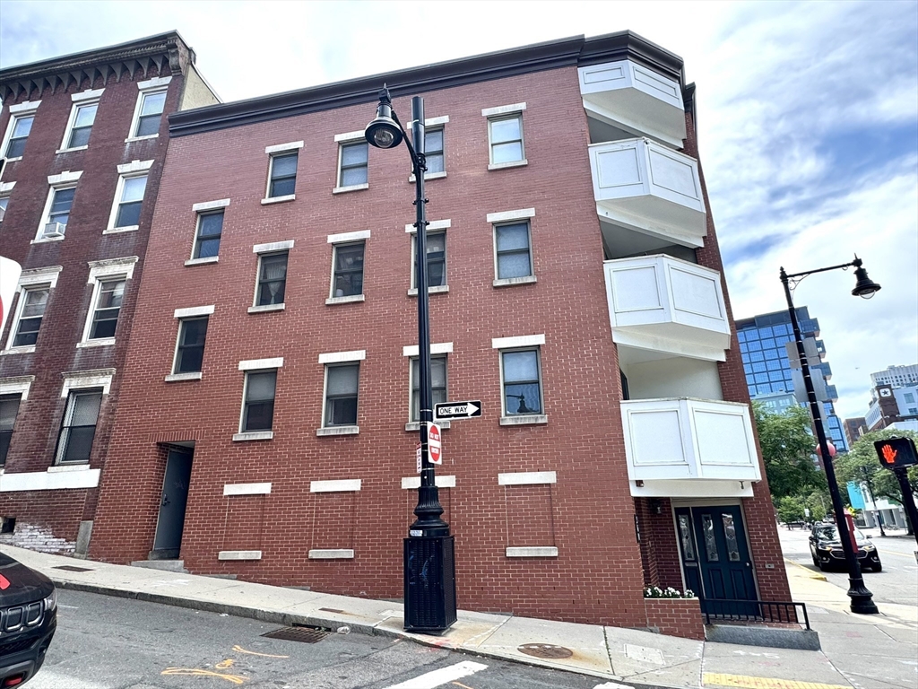 560 Commercial St, North End