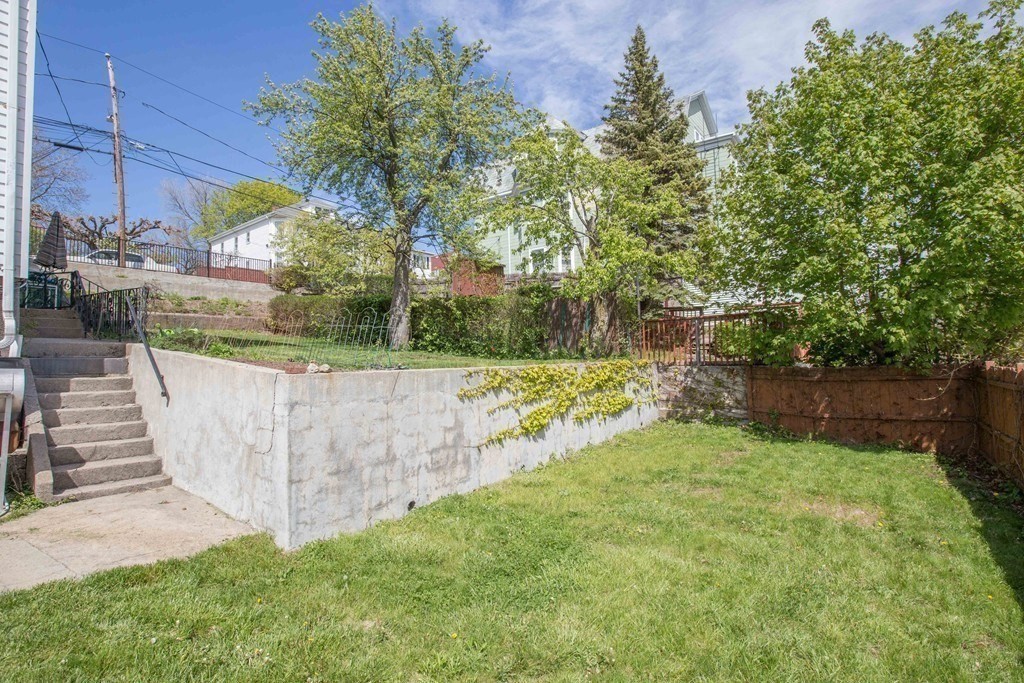 82 Gladstone St, East Boston