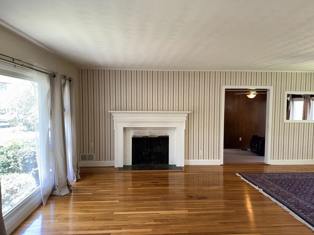 28 Robinhood Rd, Natick