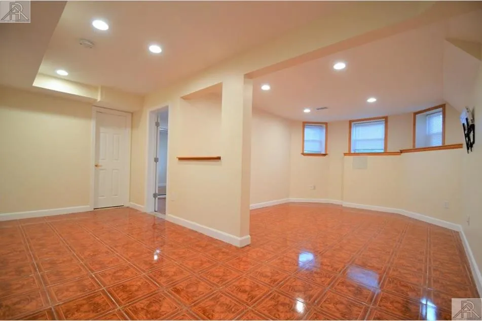 73 Thatcher St, North Brookline