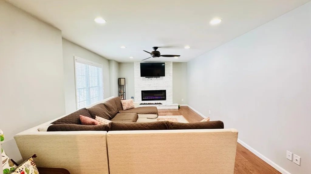 294 Hayden Rowe St, Hopkinton