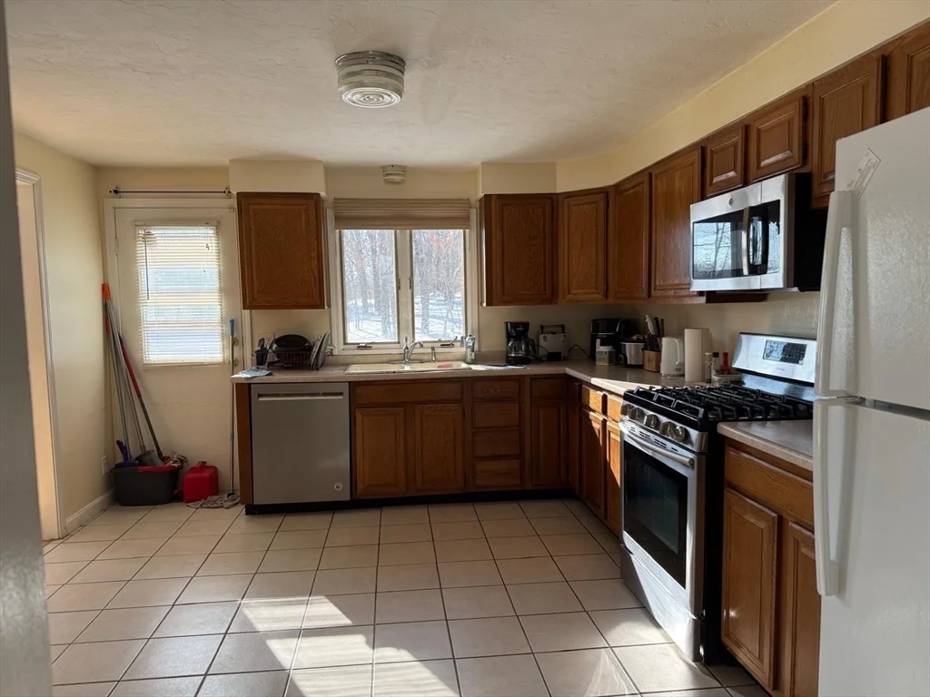 11 Bluegrass Ln, Shrewsbury