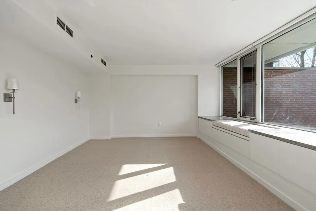 975 Memorial Dr, Harvard Square