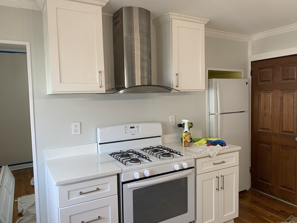 512 Pine St, Fall River