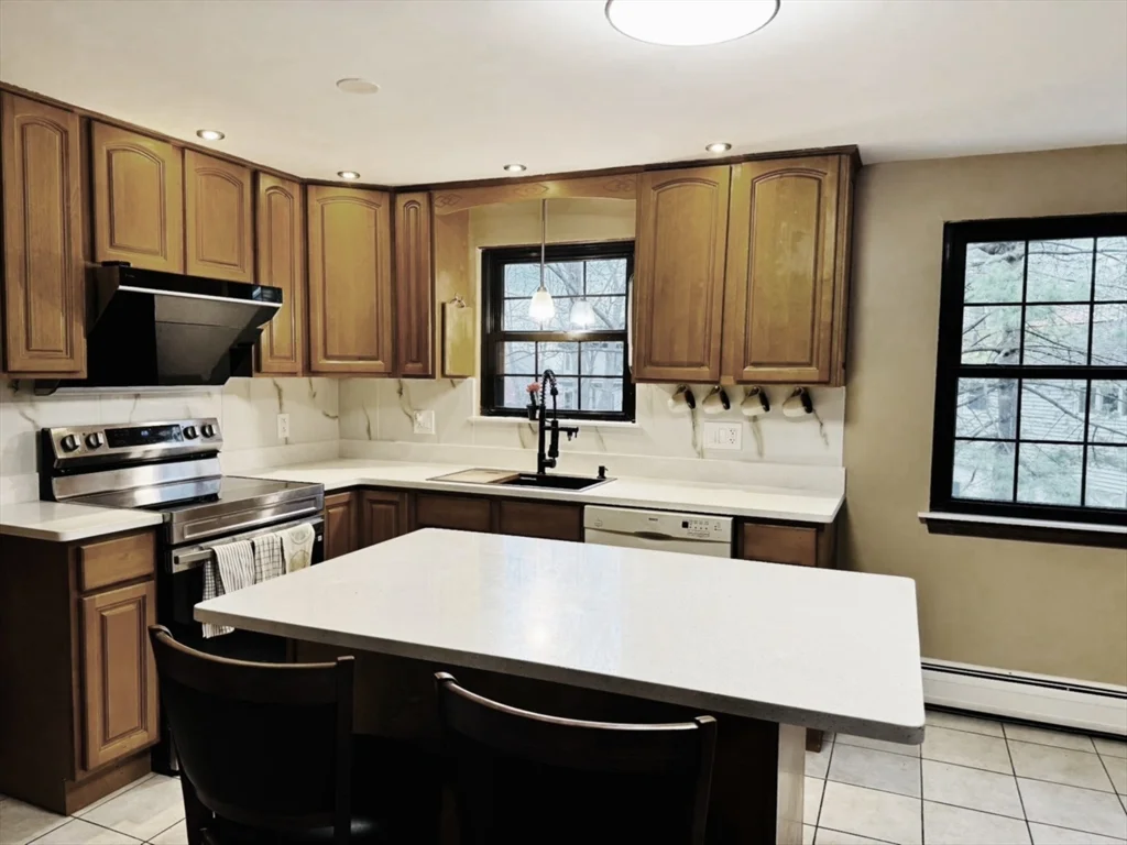 2 Blueberry Hill Ln, Arlington Heights