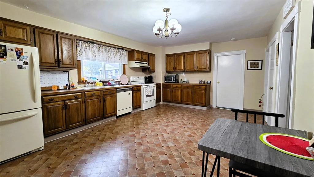698 Church St, Whitinsville