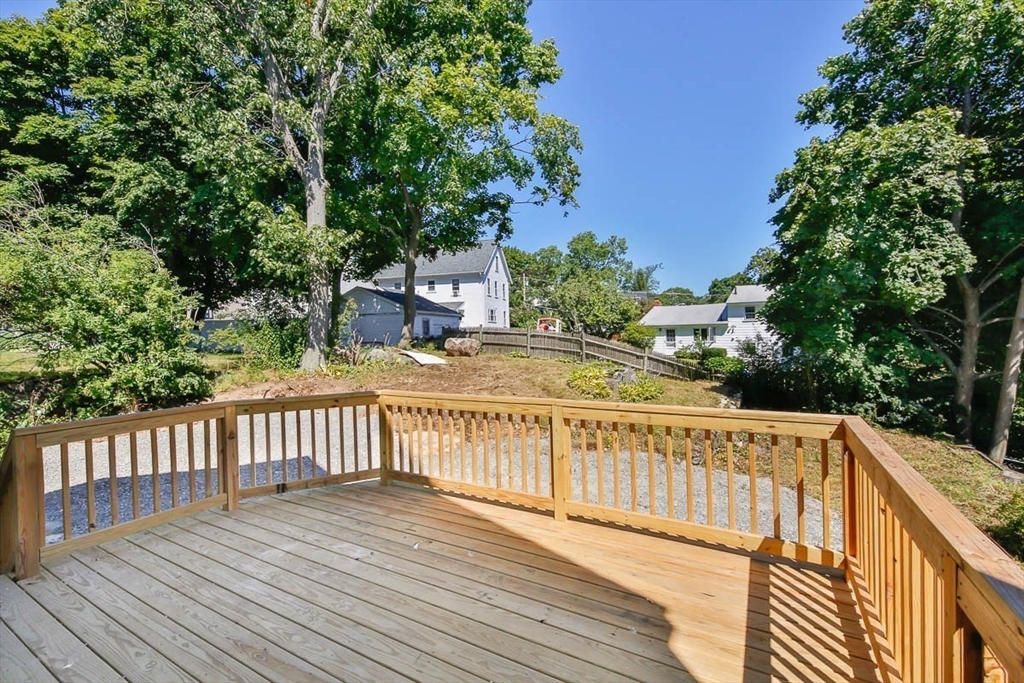 77 Rock Glen, Medford