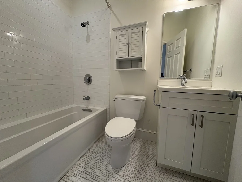 211 Newbury St, Back Bay