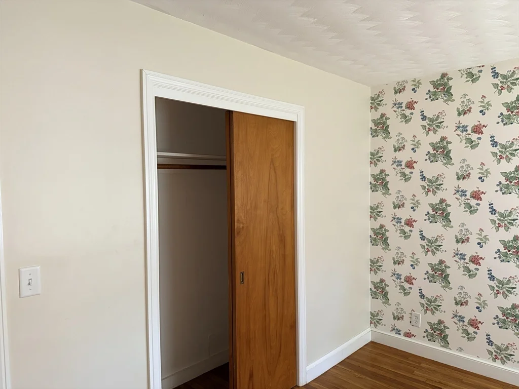 28 Robinhood Rd, Natick