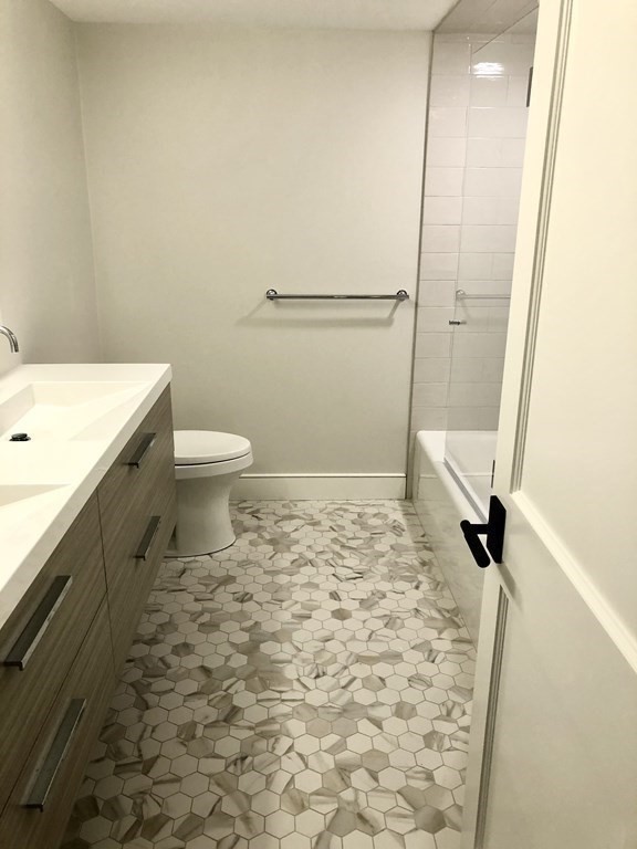 73 Chestnut St, Weston