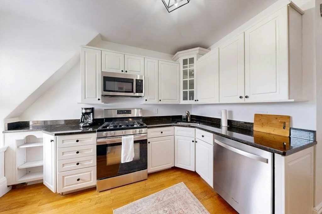 15 Garrison Rd, Brookline Hills