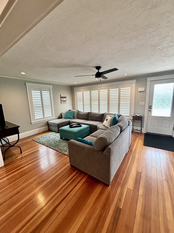 86 Manomet Ave, Hull