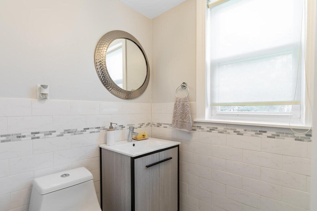 709 Hammond St, Chestnut Hill