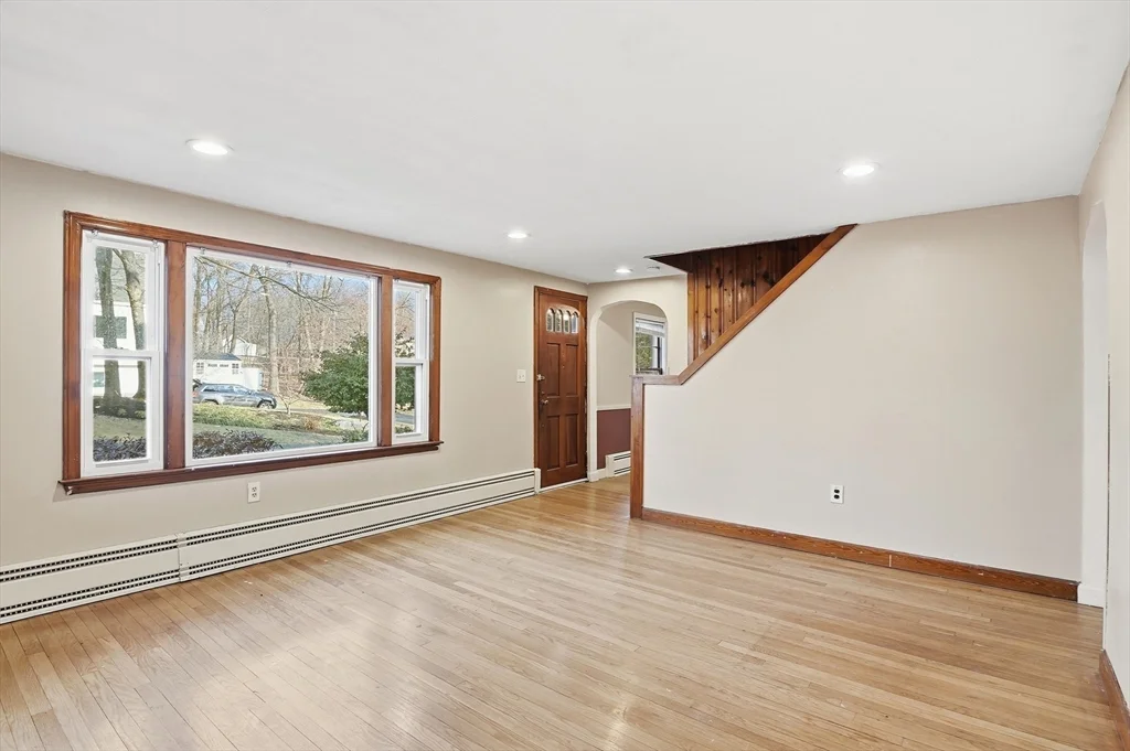 16 Liberty Dr, Shrewsbury