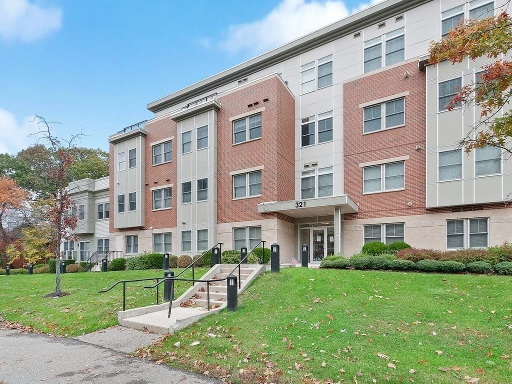 321 Hammond Pond Pkwy, Chestnut Hill