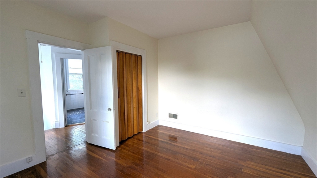 26 Oak St, Wellesley