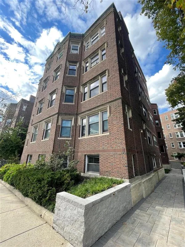 5 Linnaean St, Neighborhood Nine