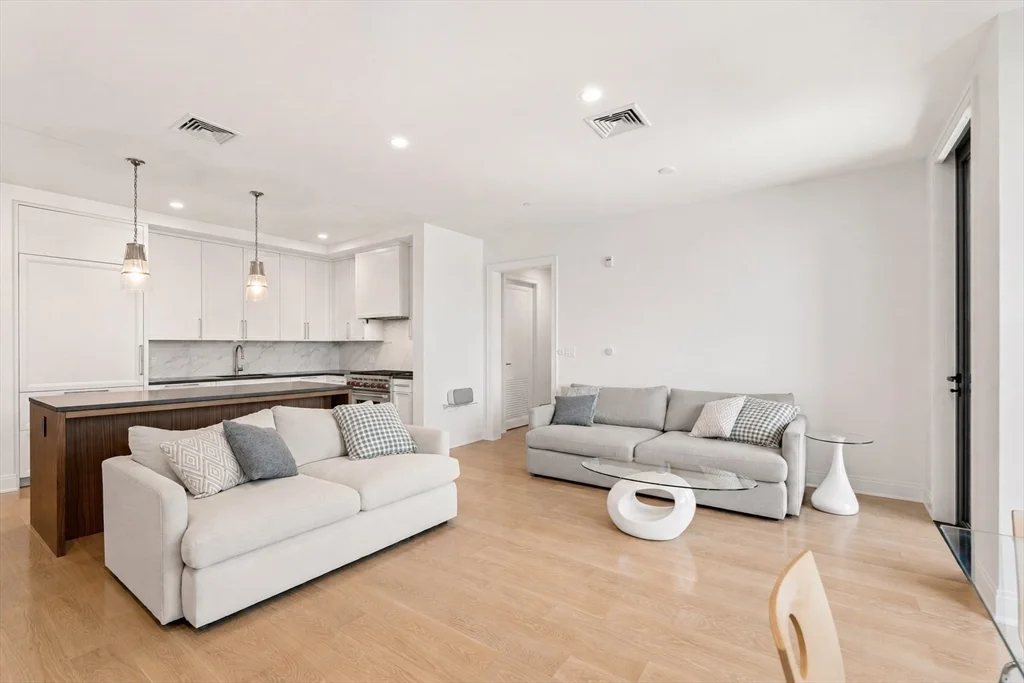 100 Linden St, Wellesley