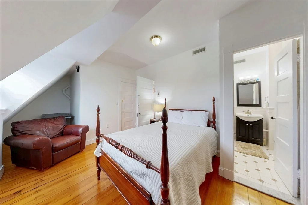 15 Garrison Rd, Brookline Hills