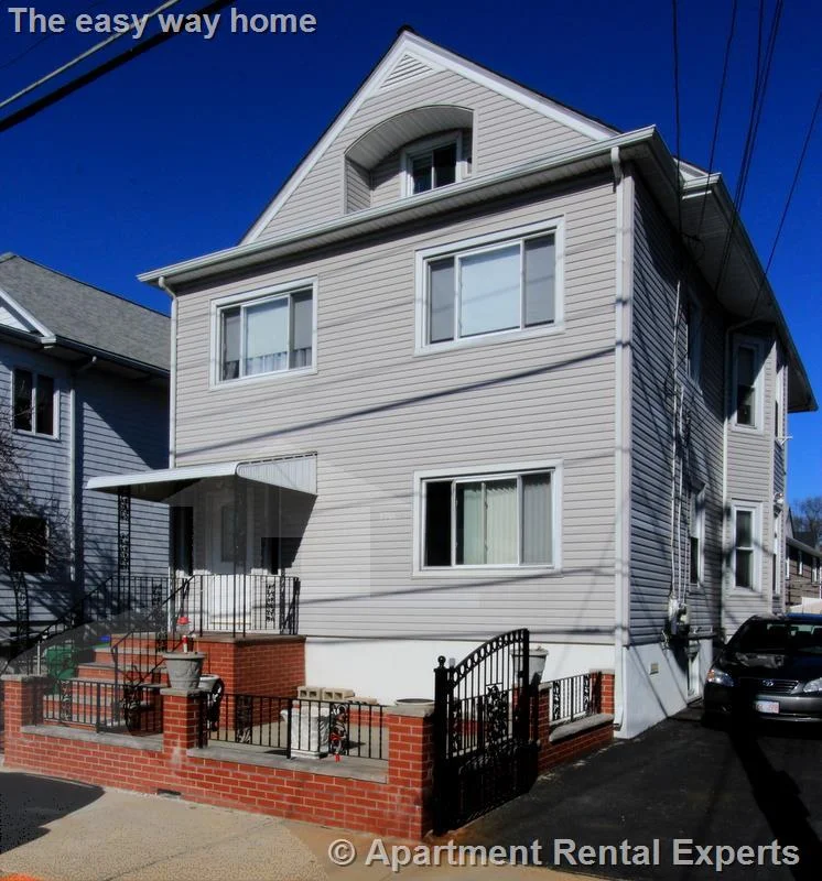 122 Willis Ave, Tufts
