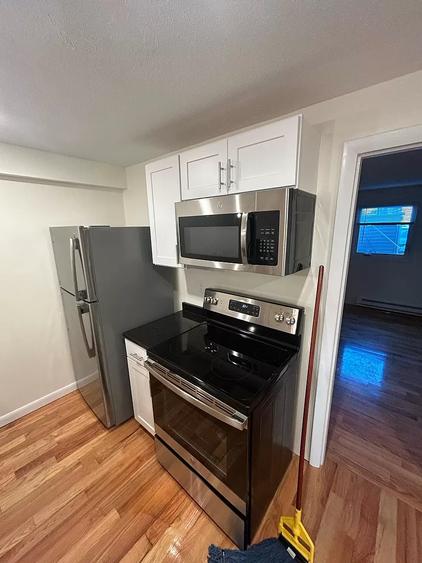2 bed, 1 bath apartment for rent at 520 Main St Unit 3, Banks Square — photo 4 of 17