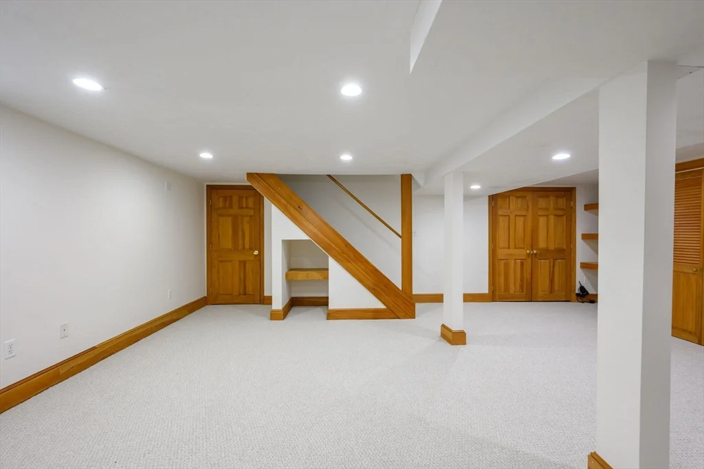 25 Bayberry Ln, Cohasset