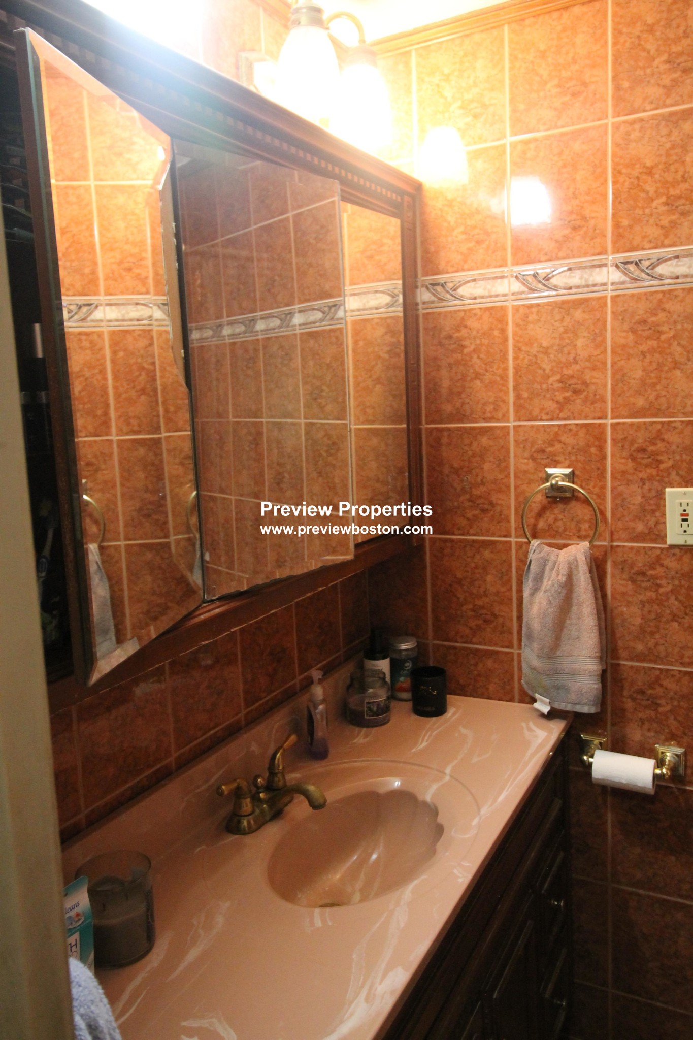 178 Lake Shore Rd, Oak Square