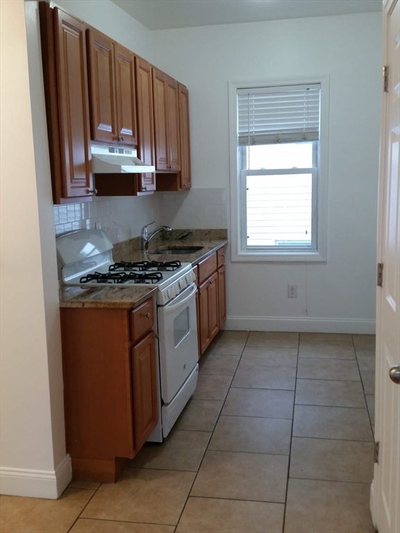 522 Saratoga St, Boston