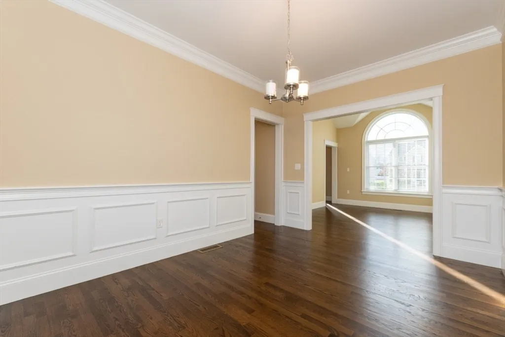 15 Hialeah Ln, Framingham