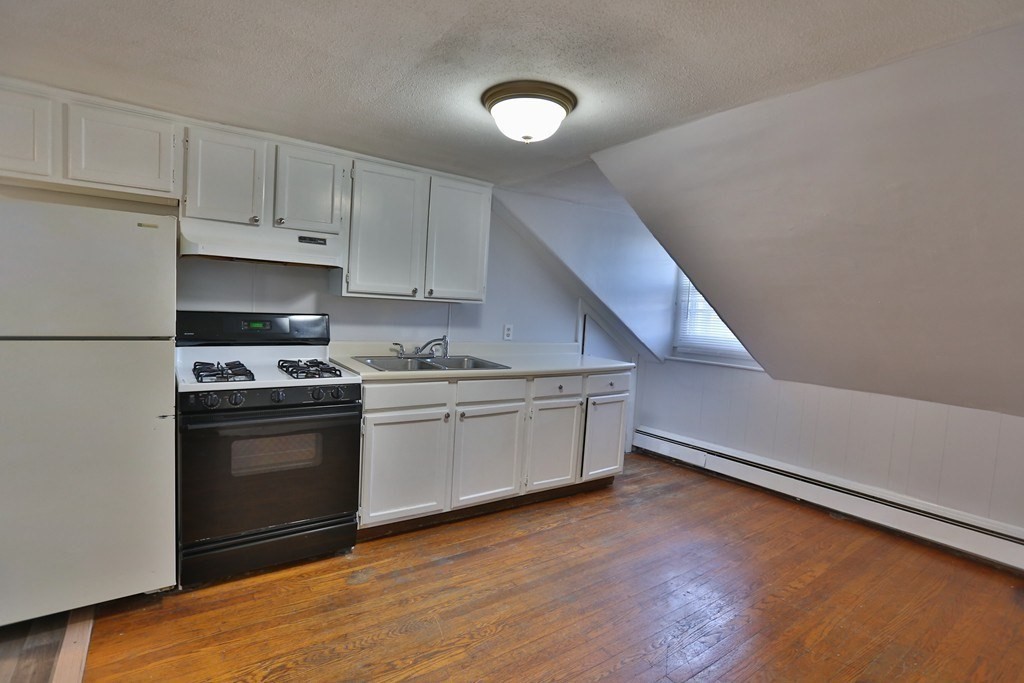 889 Pine, Fall River