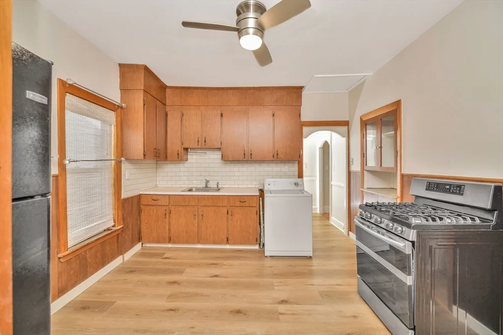 492 Metropolitan Ave, Hyde Park