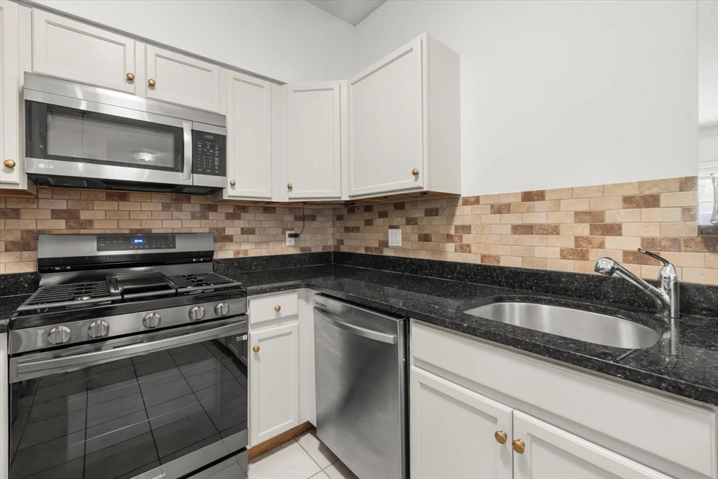 21 Hampshire Rd, Methuen