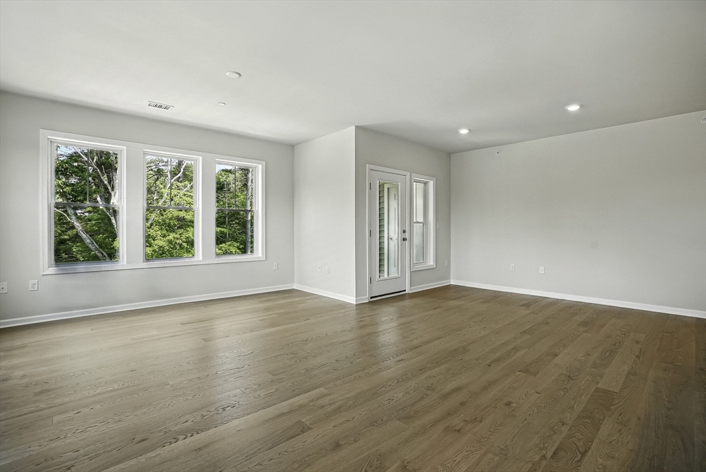 4 Winslow Ln, Grafton