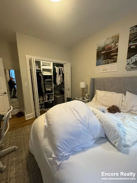 833 Beacon St, Fenway