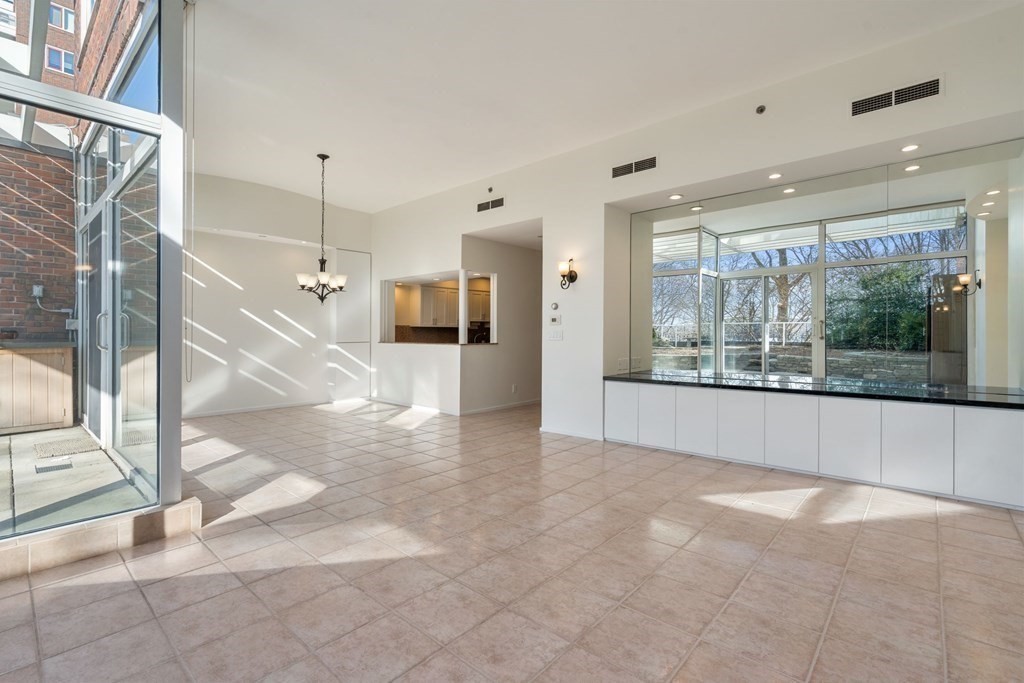 975 Memorial Dr, Harvard Square