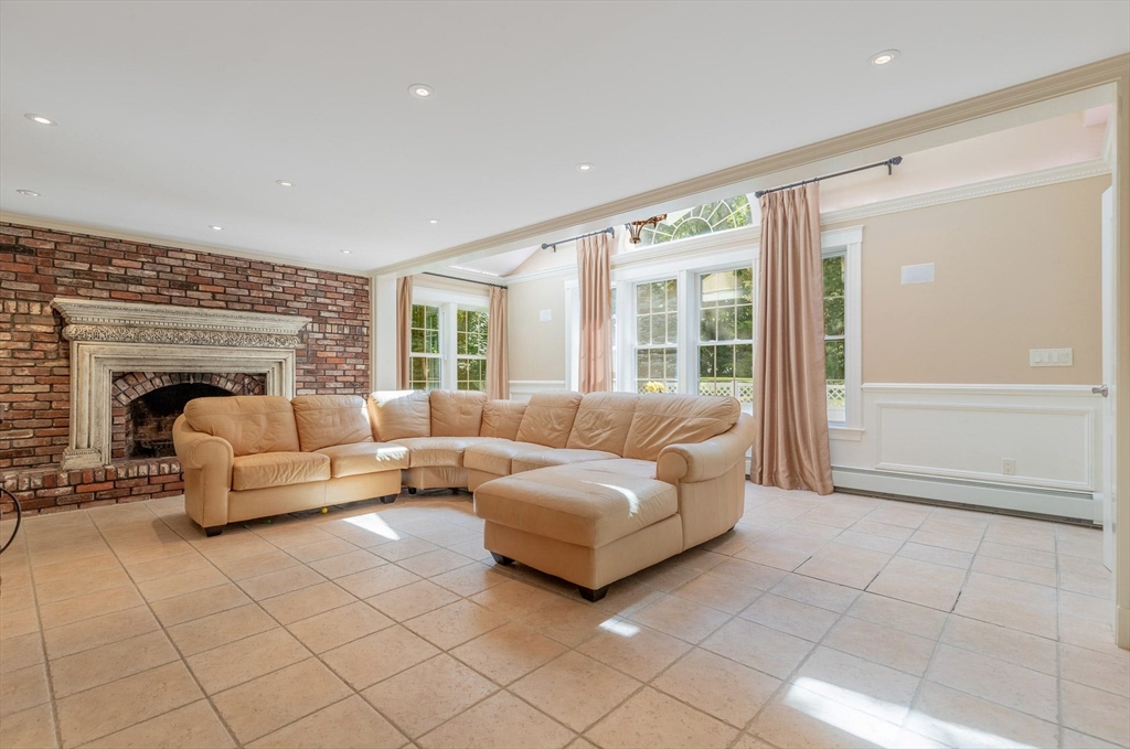 2 Sigmund St, Lynnfield