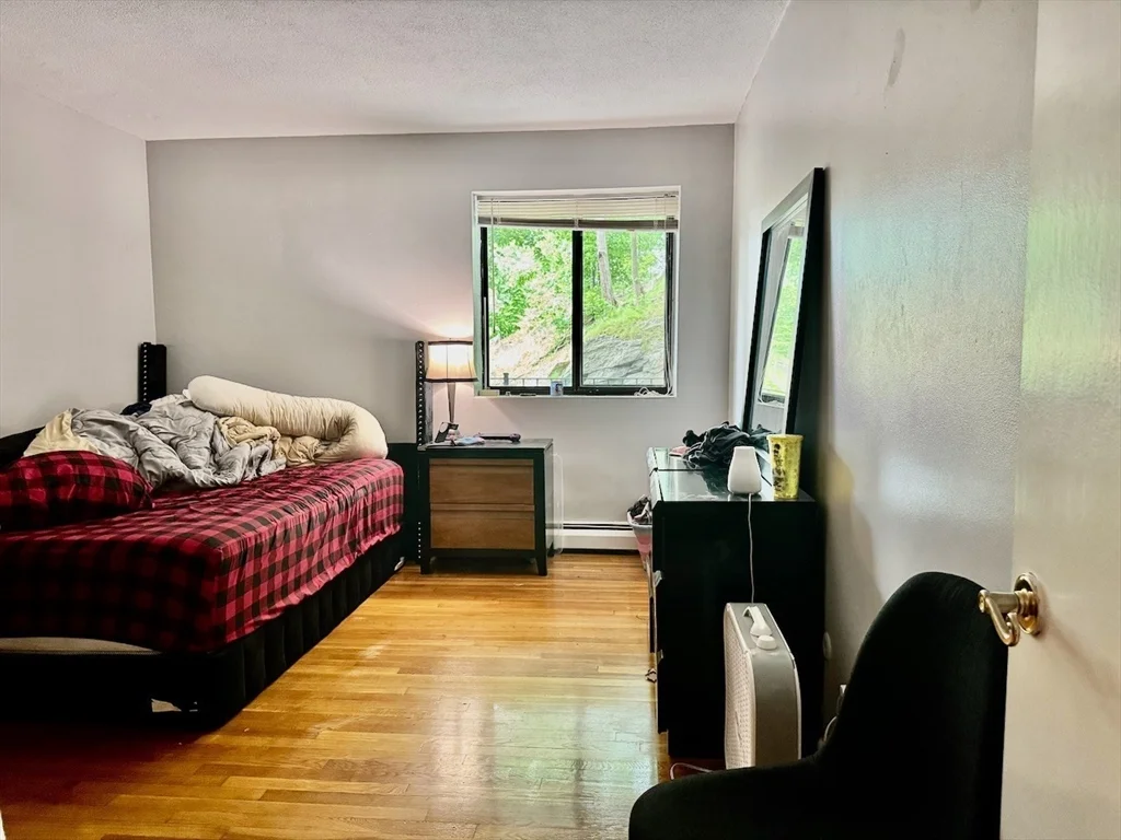 10 Linda Ln, Dorchester