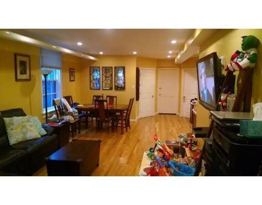 370 Marlborough St, Back Bay
