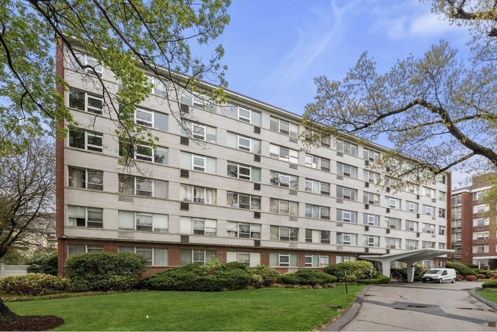 10 Hammond Pond Pkwa, Chestnut Hill